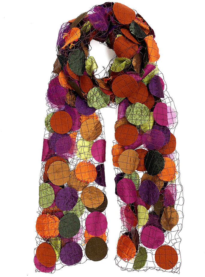 Ein transparenter Schal in warmen Gewürztönen mit runden Punkten in Orange, Braun, Lila und Grün; modisches Design für Damen.