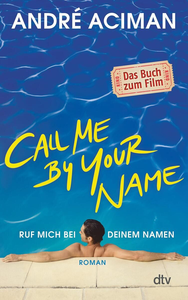 Buchcover von ‚Call Me by Your Name‘ von André Aciman. Der Titel ist in gelber Schrift auf einem blauen Hintergrund mit Poolmotiv geschrieben. Oben steht der Autorenname und darunter ein Aufkleber mit ‚Das Buch zum Film‘. Unten ruht eine Person auf Poolkacheln.