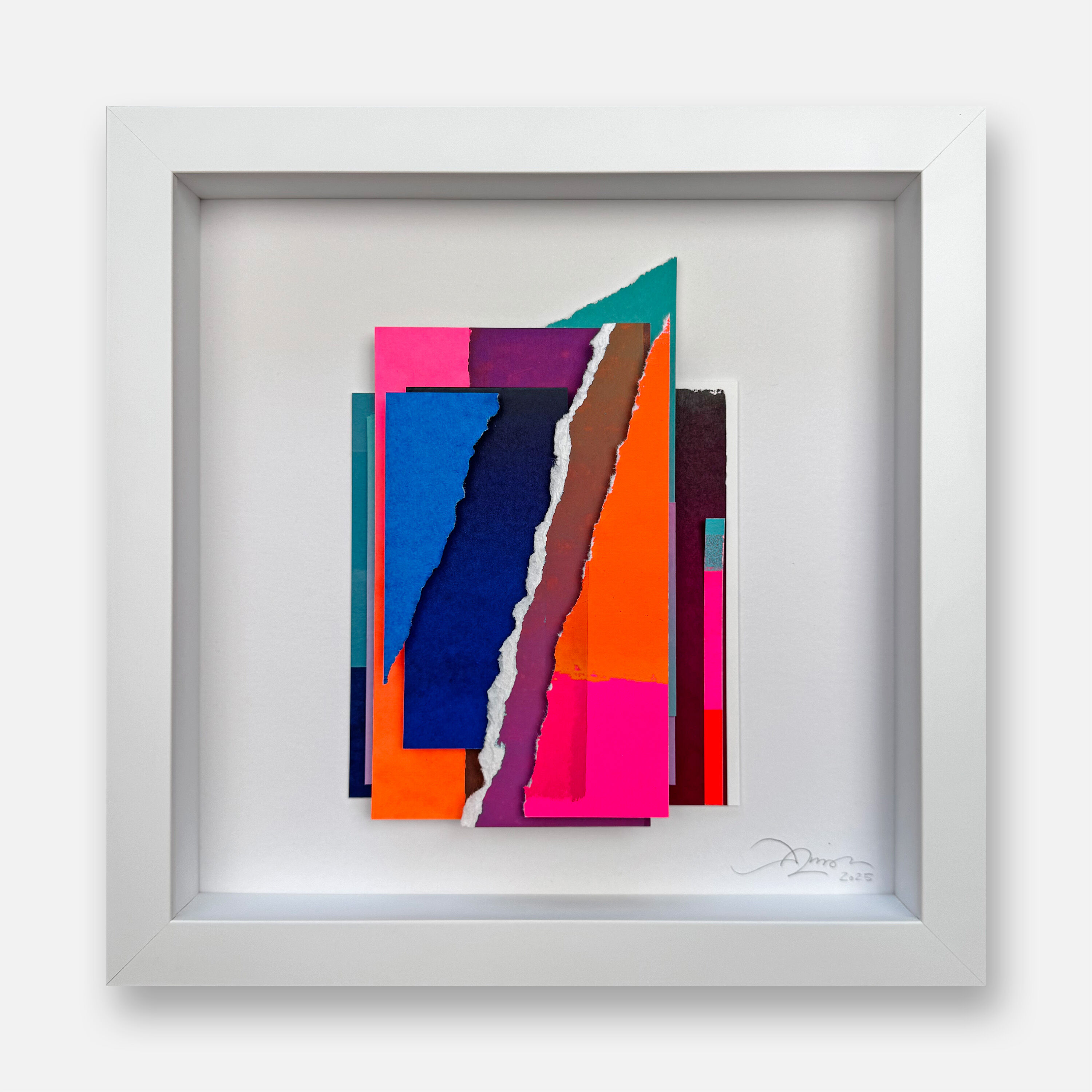Quadratisches, weiß gerahmtes Kunstwerk mit einer farbenfrohen Collage aus übereinander liegenden, rechteckigen Papieren in Pink, Orange, Dunkelblau und Türkis, präsentiert im modernen, abstrakten Stil. Siebdruck und gerissene Kanten verleihen dem Unikat Dreidimensionalität und Tiefe.