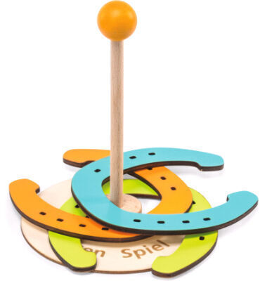 Ein Hufeisenspiel aus Holz mit bunten Hufeisen in gelb, orange, blau und grün, einem Holzstab und einer Holzplatte. Geeignet für Kinder und Erwachsene, ideal für draußen.