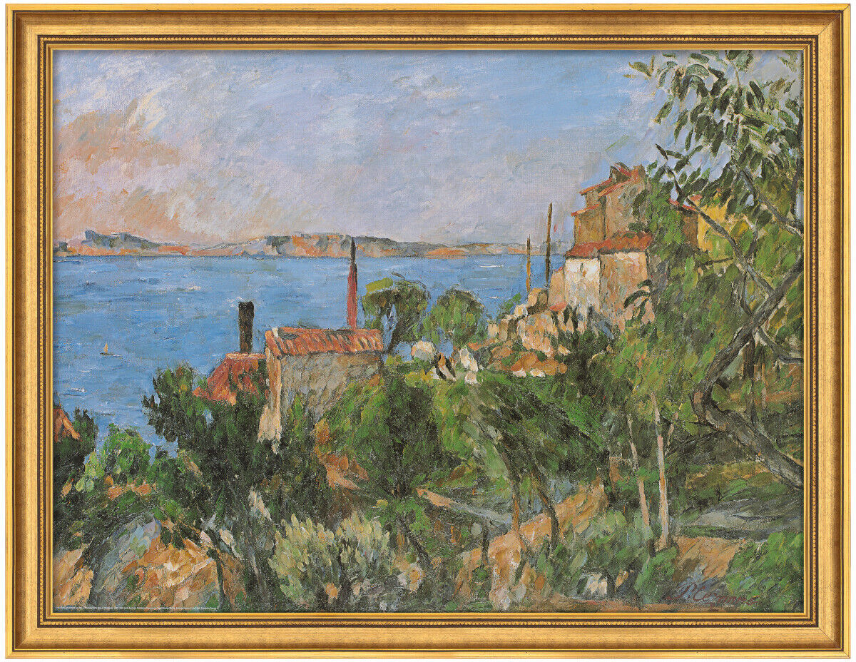 Gemälde von Paul Cézanne mit dem Titel 'Das Meer bei L´Estaque', 1876, zeigt eine Küstenszene mit Meer, Bäumen und Gebäuden, gerahmt in einem goldenen Rahmen.