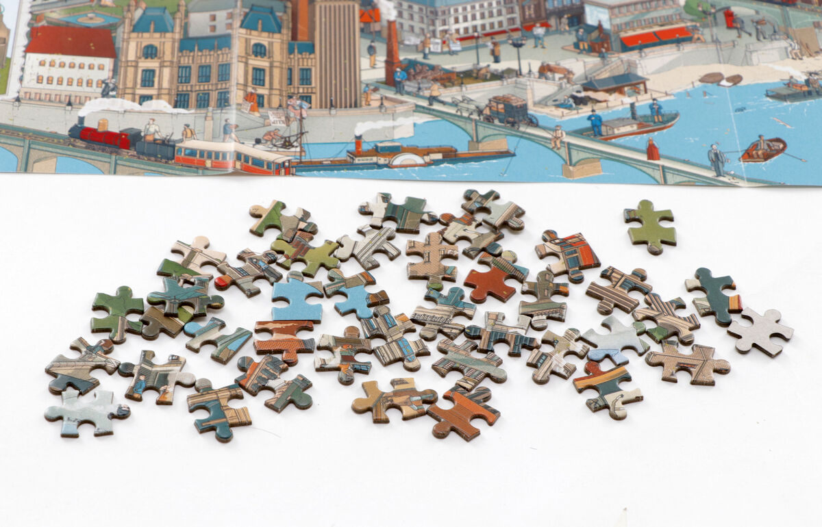 Puzzle mit vielen verstreuten Teilen, das die Welt Shakespeares darstellt. Im Hintergrund sieht man eine farbenfrohe Illustration einer historischen Stadtlandschaft.