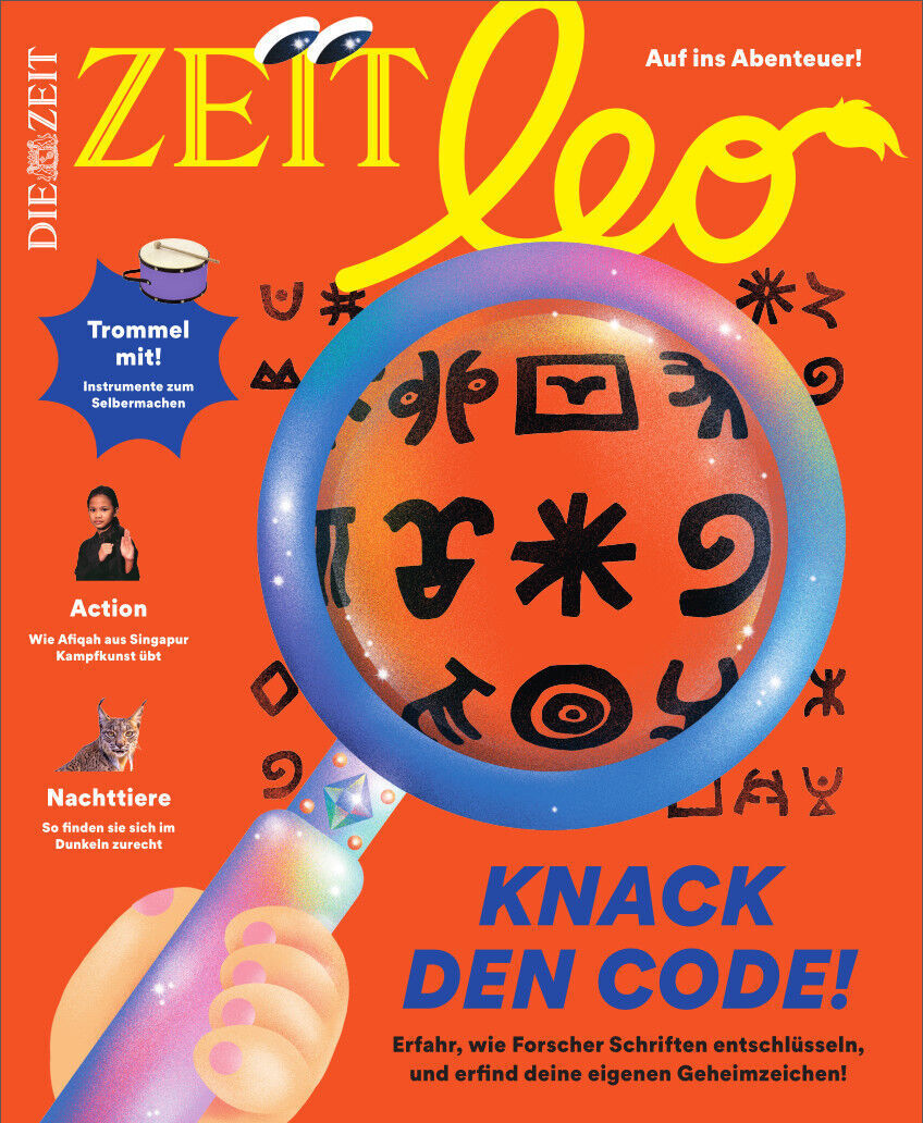 Das Cover der Kinderzeitschrift ZEIT LEO 2/24 mit dem Titel 'Knack den Code!'. Das bunte Design enthält einen vergrößernden glitzernden Rahmen um geheimnisvolle Symbole und Schriftzeichen. Im Hintergrund sind die Farben Orange und Gelb dominant. Verschiedene Elemente wie eine Trommel und ein schlafendes Kätzchen sind auch vorhanden.