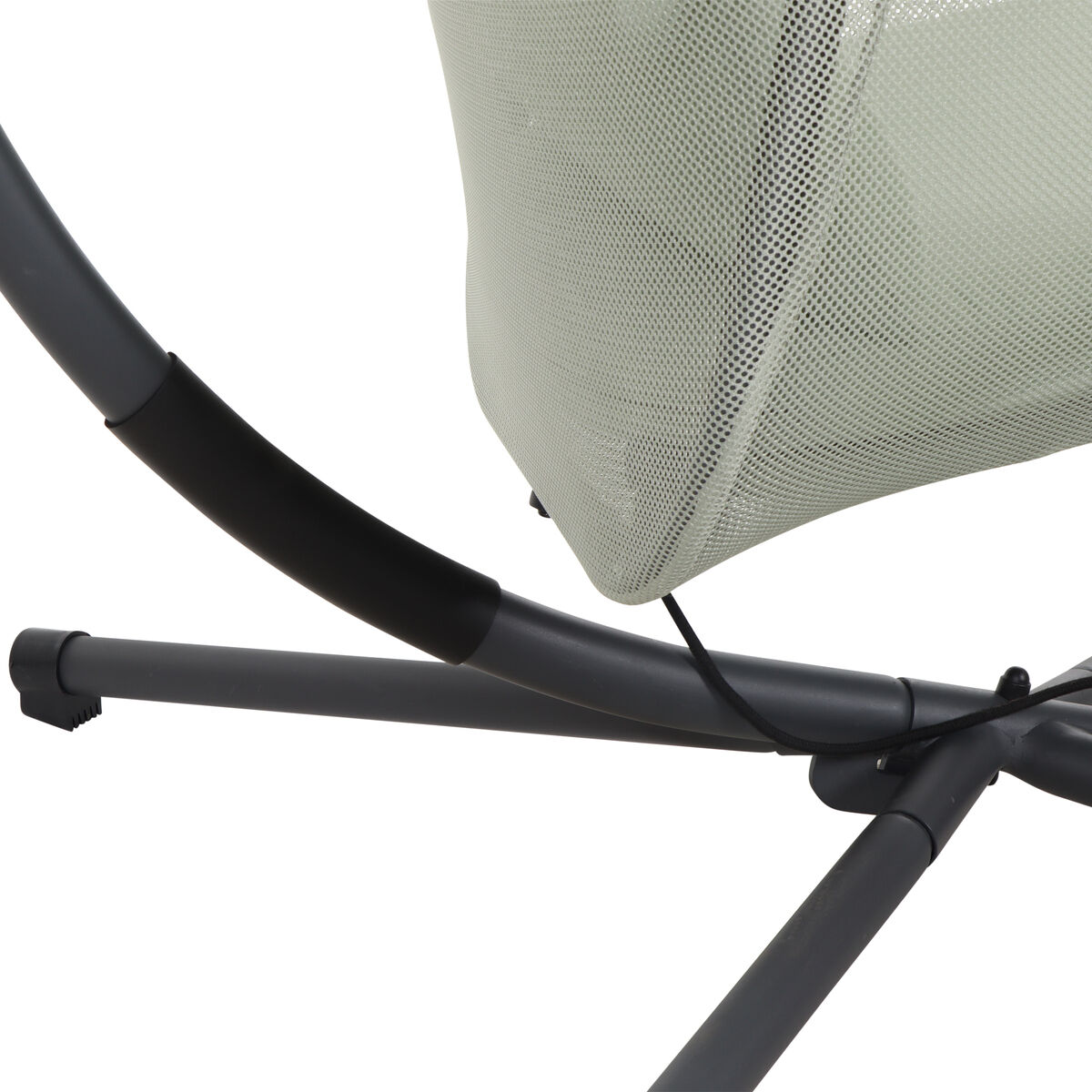 Detailansicht eines Hängesessels »Yobaya« von Sienagarden: Zu sehen ist ein Teil des pulverbeschichteten schwarzen Stahlgestells und der hellgrüne, offen strukturierte AIR MESH Bezug des Hängesessels. Die modernen, klaren Materialien und Linien wirken stabil und hochwertig.