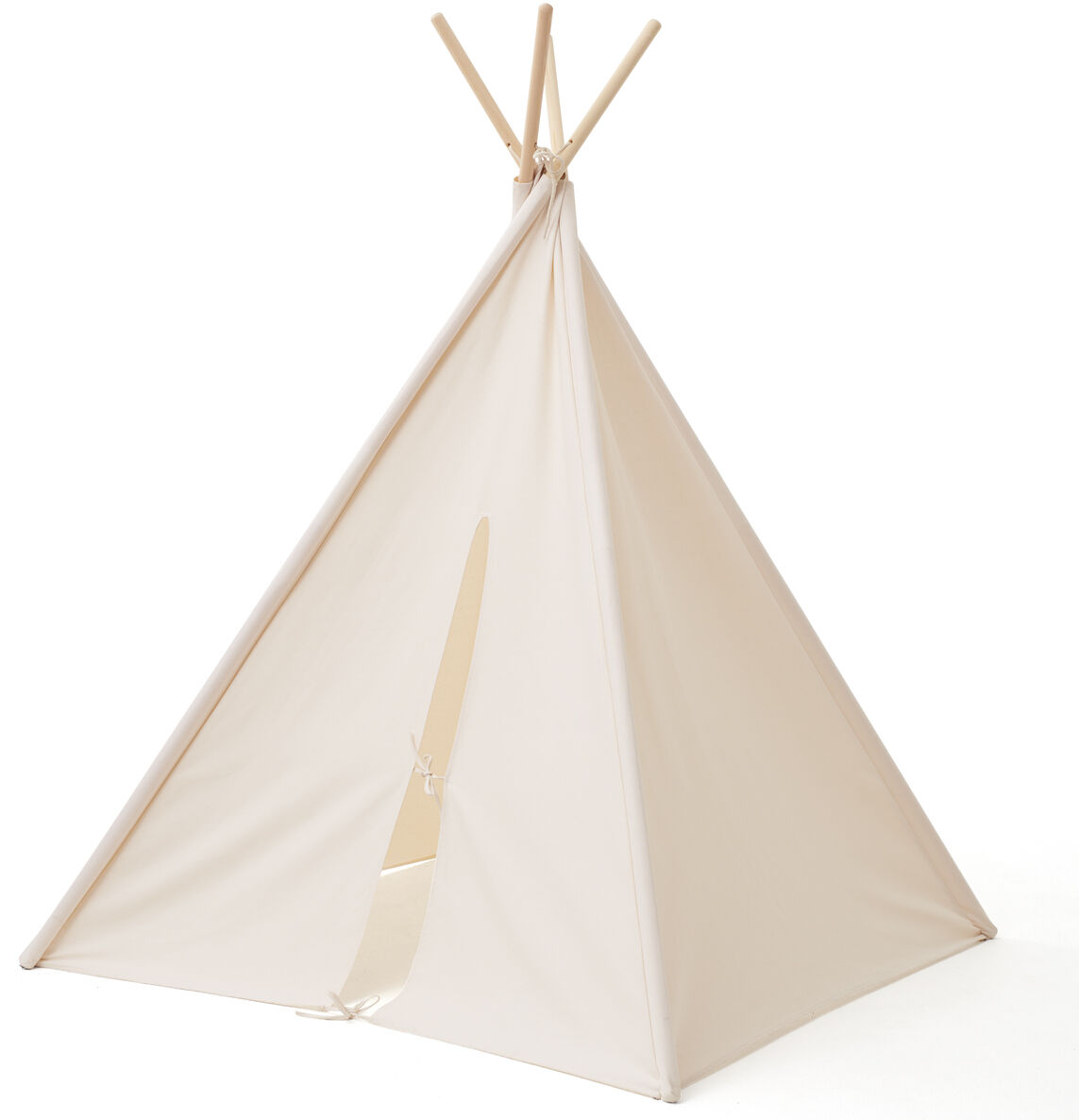 Ein beiges Spielzelt in Tipi-Form mit vier Holzstangen, das in einem Raum aufgestellt ist. Das Zelt verfügt über einen Eingangsschlitz und eignet sich ideal als Kinderzelt oder Rückzugsort zum Spielen und Entspannen.