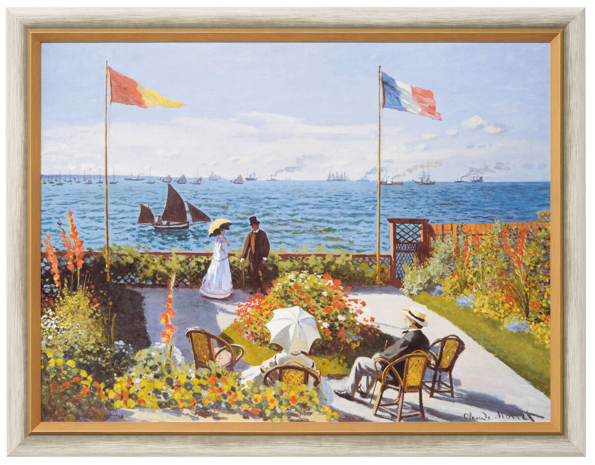 Ein Gemälde von Claude Monet zeigt einen Garten am Meer in Sainte-Adresse. Zwei Flaggen wehen im Wind. Eine Frau und ein Mann spazieren durch den Blumengarten, während zwei andere Personen auf der Terrasse sitzen und aufs Meer blicken. Mehrere Segelboote sind im Wasser zu sehen, und der Himmel ist blau mit wenigen Wolken.