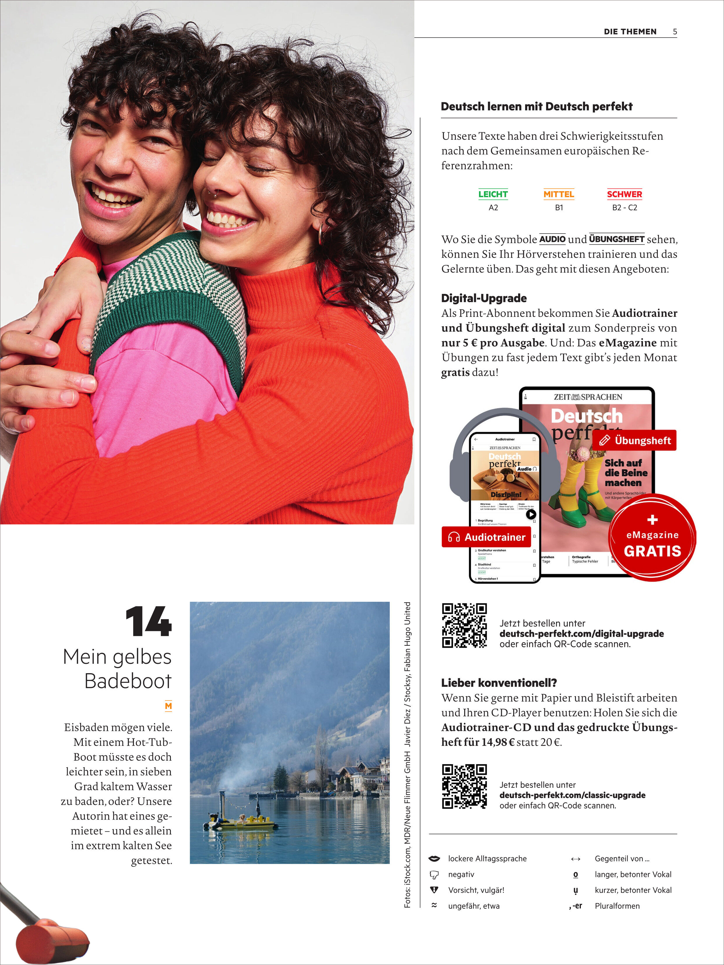 Das Bild zeigt eine fröhliche junge Frau in orangenem Pullover und einen lachenden jungen Mann in grünem Pullover eng nebeneinander. Rechts daneben wird das Magazin 'Deutsch perfekt' beworben, mit der Titelgeschichte und Infos zur Sprachniveaus. Unten ist ein Foto eines gelben Tretbootes auf einem See, umgeben von Berglandschaft.