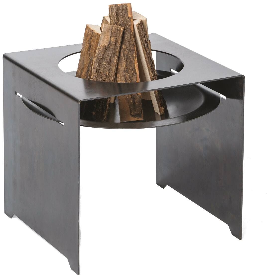 Grill- und Feuerschale »BASIC«: Eine schwarze, quadratische Metallschale, die auf einem Gestell sitzt, mit Holzscheiten arrangiert in der Mitte, geeignet für Garten, Terrasse oder Camping.