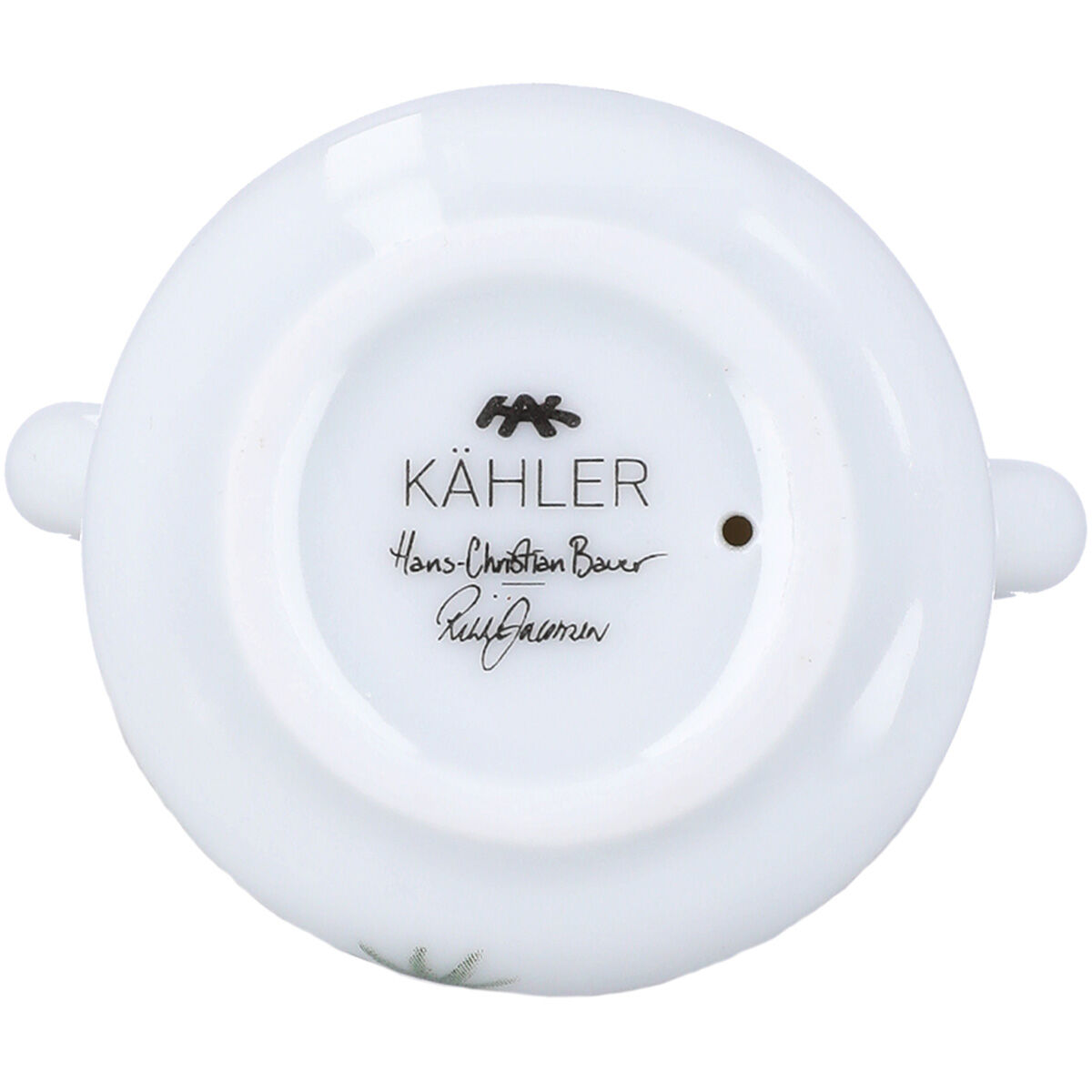 Blick auf die Unterseite einer hochwertigen Weihnachtsmann-Figur aus weißem Porzellan der Kähler Hammershøi-Serie, klar sichtbar das Kähler-Logo sowie die handsignierte Unterseite, geeignet als elegante Winter- und Weihnachtsdekoration.