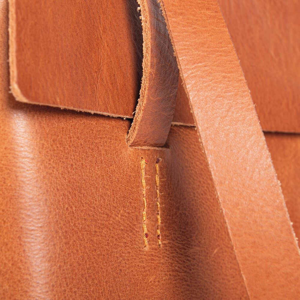 Detailansicht der Schultertasche »Kernleder« von Harold's Lederwaren in Cognac-Braun. Das Bild zeigt die hochwertige Verarbeitung mit vegetabil gegerbtem, robustem Rindleder, feiner Steppnaht und glattem Oberflächenfinish, was den edlen, natürlichen Charakter betont.