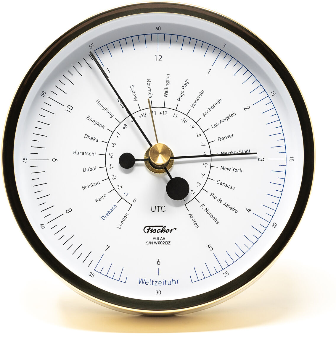 Die ZEIT-Sonderedition »POLAR Weltzeituhr« von Fischer Manufaktur zeigt mehrere Zeitzonen auf einem analogen Zifferblatt mit weißem Hintergrund. Das Uhrgehäuse ist aus Metall mit goldenen Akzenten.