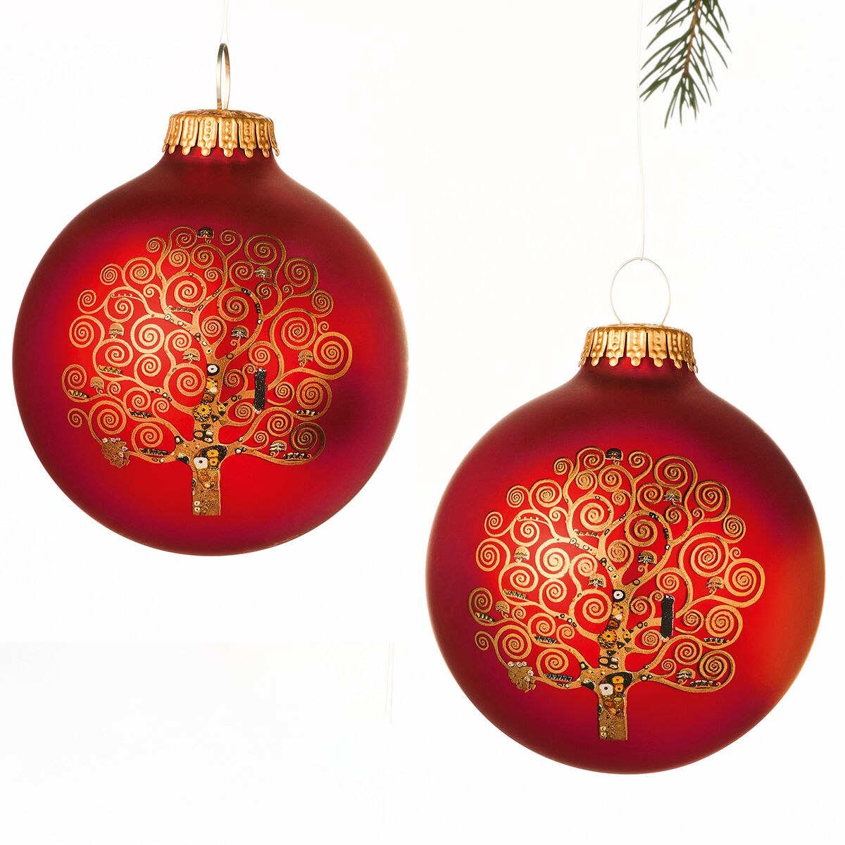 Vier festliche Weihnachtsbaumkugeln aus rotem Glas mit goldfarbenem Lebensbaum-Motiv im Stil von Gustav Klimt, gezeigt als kunstvoll gestaltetes Set für weihnachtliche Dekoration.