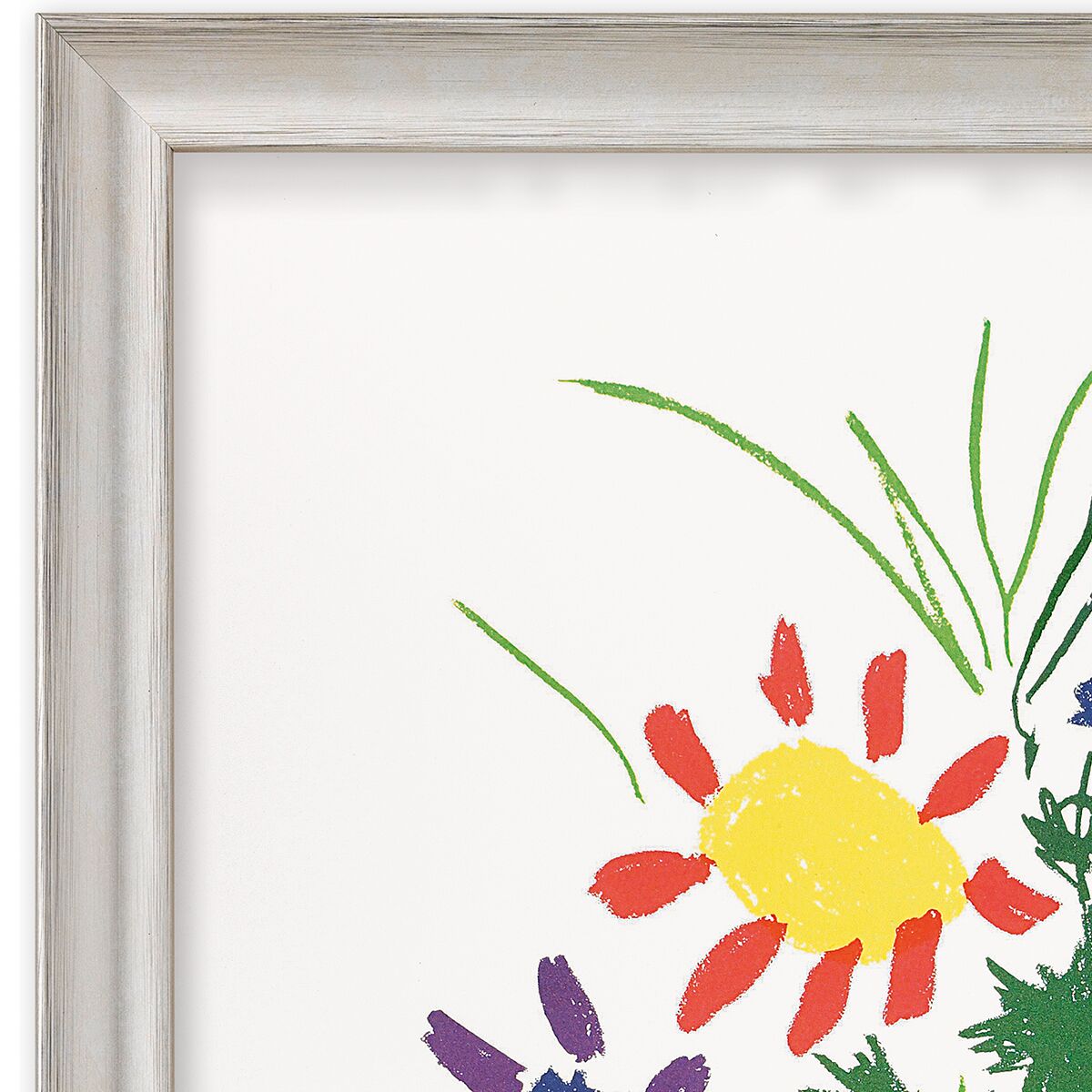 Detailansicht eines gerahmten Kunstwerks von Pablo Picasso, Titel 'Hände mit Blumenstrauß' (1958). Im Ausschnitt sind bunte, stilisierte Blumen in Gelb, Rot, Lila und Blau mit grünen Stängeln auf weißem Hintergrund zu sehen. Der Rahmen ist silbergrau.