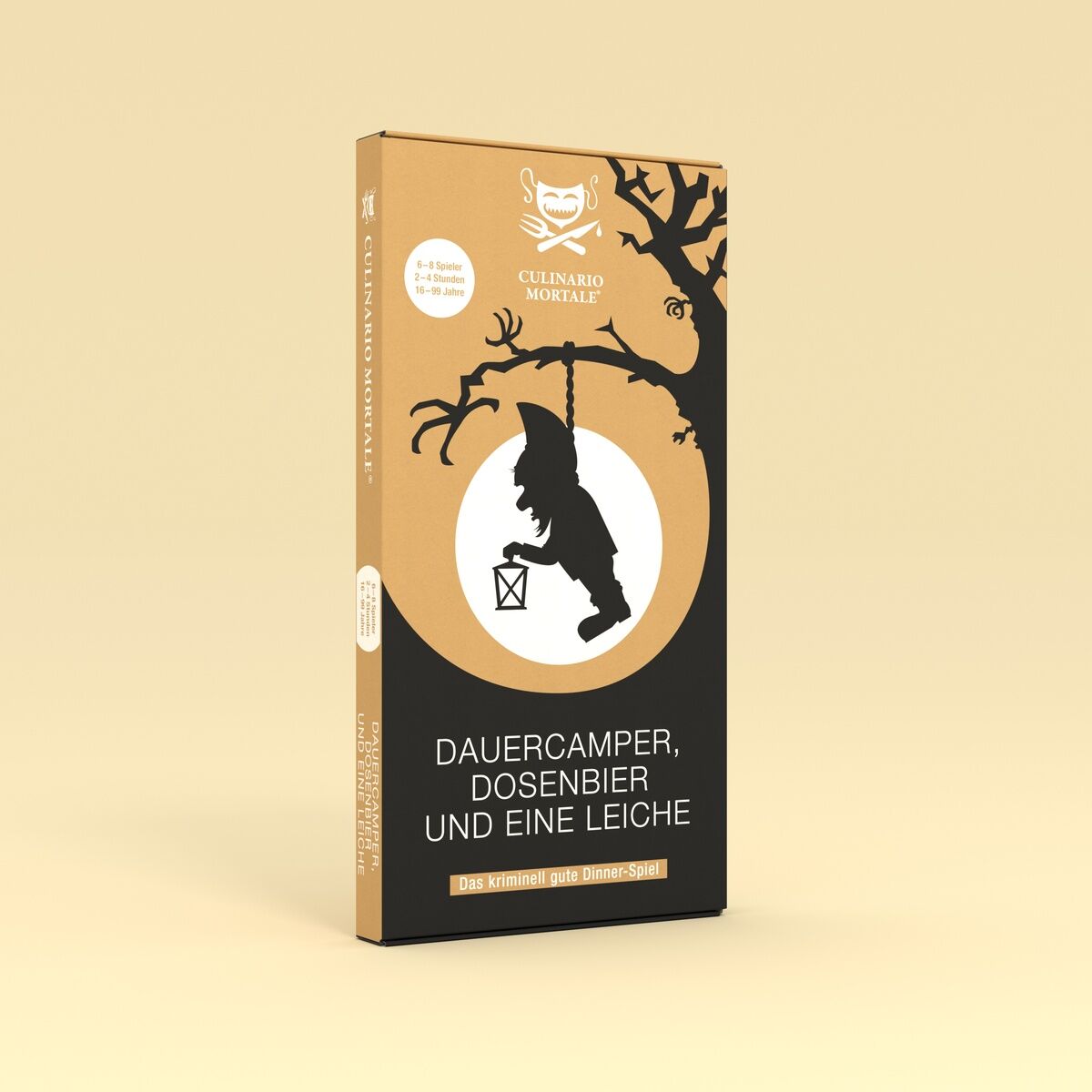 Verpackung des Krimi-Dinner Spiels »Dauercamper, Dosenbier und eine Leiche« von Culinario Mortale. Das Design zeigt eine hängende Laterne und Camping-Symbole auf beigem Hintergrund. Man sieht zudem eine dunkle Silhouette eines verdächtigten Charakters auf einem weißen Kreis.
