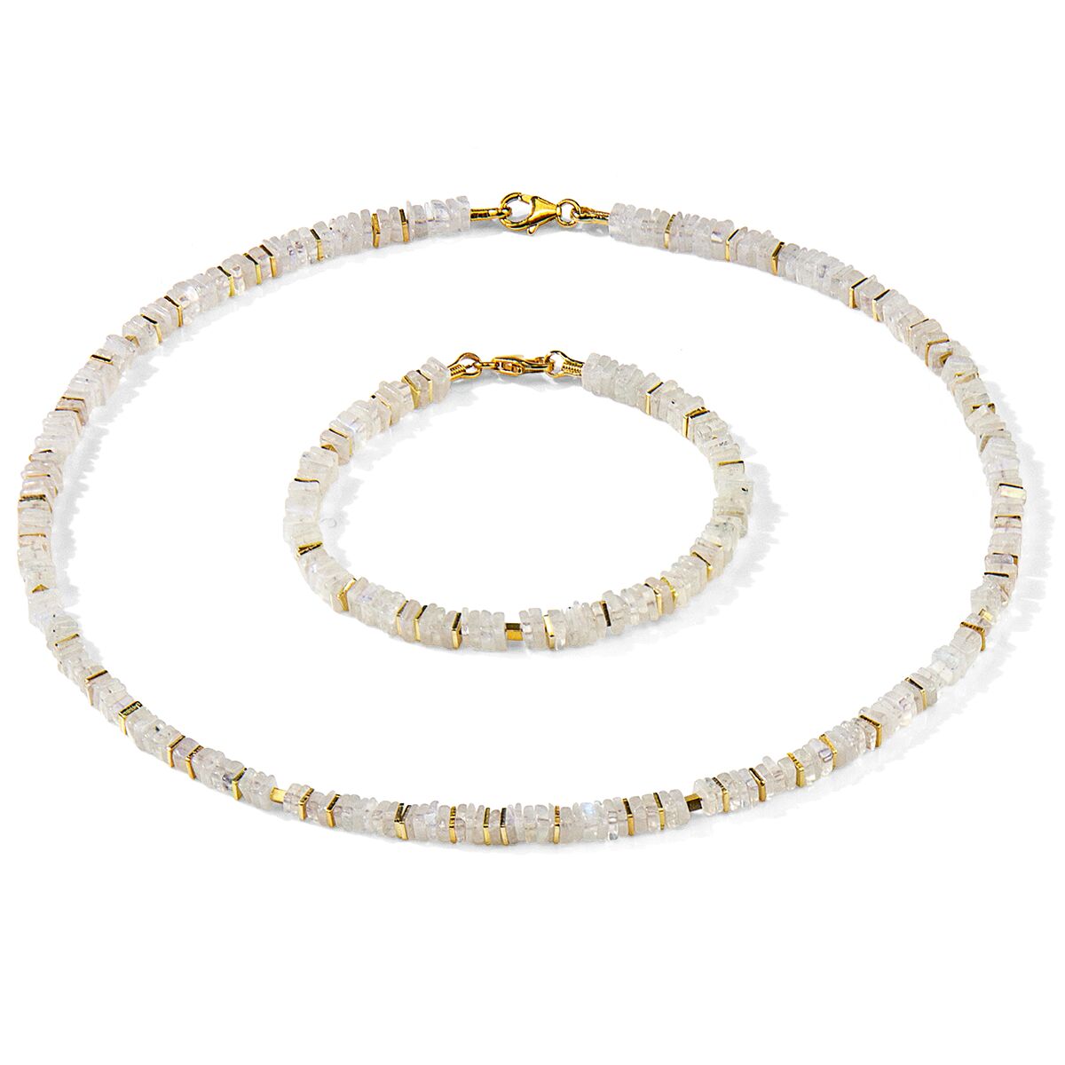 Ein elegantes Schmuckset bestehend aus einer Halskette und einem Armband aus weißen Perlen und goldenen Elementen, arrangiert auf weißem Hintergrund. Das Set wirkt modern und festlich, ideal als Geschenk oder für besondere Anlässe.