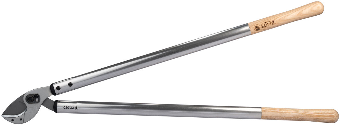 Abbildung einer Original Löwe Hybrid Astschere mit langen, silbernen Stahlarmen und ergonomischen Holzgriffen, auf weißem Hintergrund platziert. Die Astschere ist geöffnet dargestellt und veranschaulicht ein modernes, zweihändiges Gartengerät für präzise Schnitte in der Baumpflege.