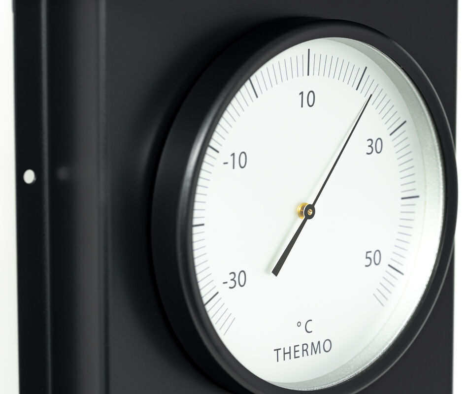 Nahaufnahme einer ZEIT-Sonderedition Außenwetterstation, die ein rundes Thermometer mit einem schwarzen Gehäuse und weißem Zifferblatt zeigt. Die Temperaturanzeige reicht von -30 bis +50 Grad Celsius.