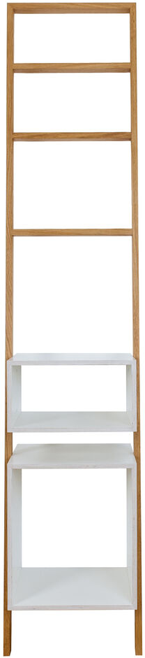 Ein hohes, schlankes Leiterregal mit hölzernen Seitenteilen und weißen Regalfächern. Es hat eine minimalistische und moderne Ästhetik und bietet mehrere Ebenen von Stauraum.