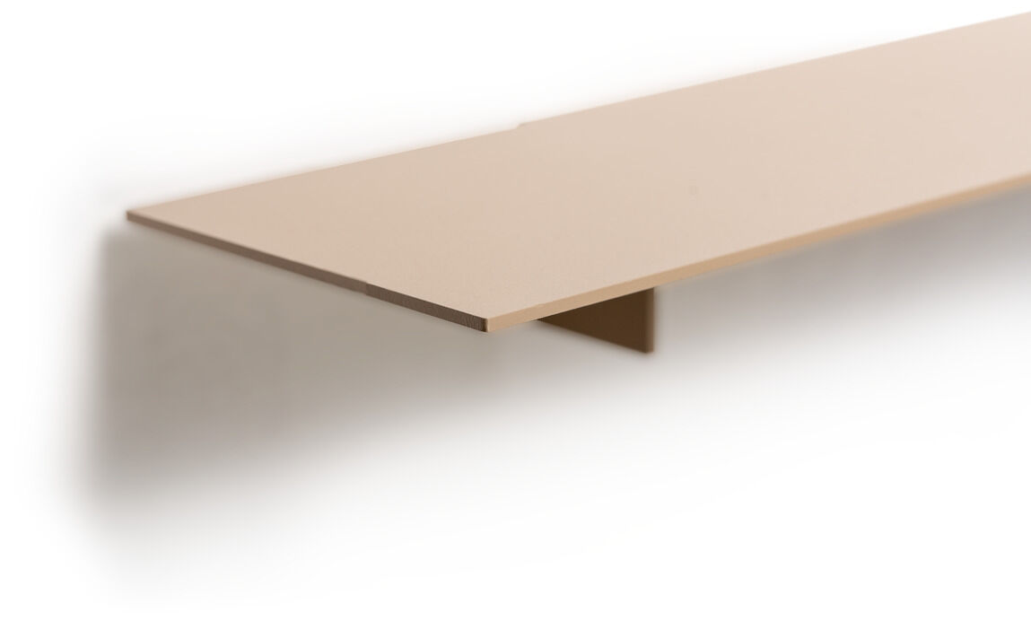 Ein einfaches, minimalistisch gestaltetes Wandregal aus hellem Holz mit schwebendem Design. Das Regal hat eine rechteckige Form und ist an einer weißen Wand montiert, was eine saubere und moderne Ästhetik vermittelt.