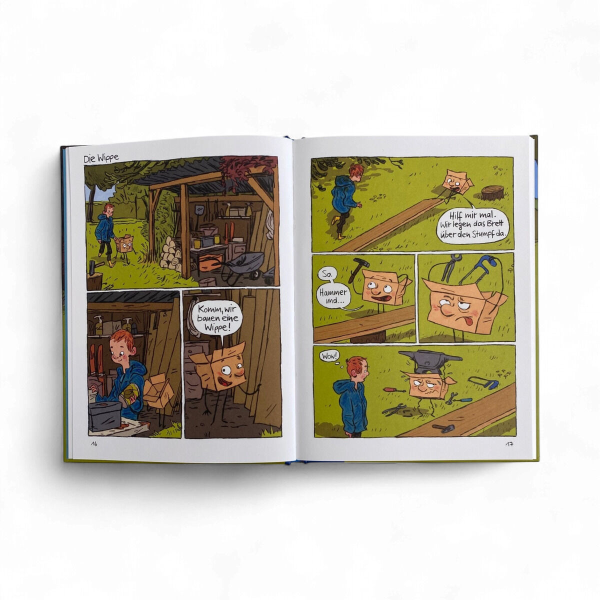 Geöffnetes Comicbuch "Kiste" aus der ZEIT-Edition »Comics für Lesestars« zeigt detailreich illustrierte Farbszenen mit einem Jungen und einer lebendigen Werkzeugkiste in einer Holzwerkstatt. Sprechblasen und humorvolle Illustrationen sorgen für eine freundliche Lesestimmung.