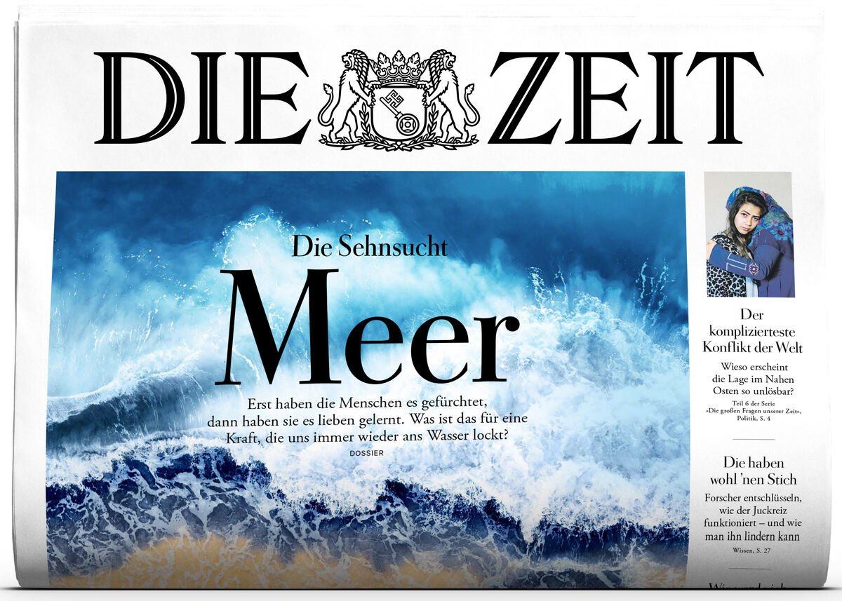 Vorderseite der Wochenzeitung DIE ZEIT 31/2025 mit großem Titelbild einer stürmischen blauen Meereswelle, Überschrift 'Die Sehnsucht Meer', Begleittext und kleine Abbildung einer Frau rechts. Die Zeitung liegt aufrecht vor weißem Hintergrund.