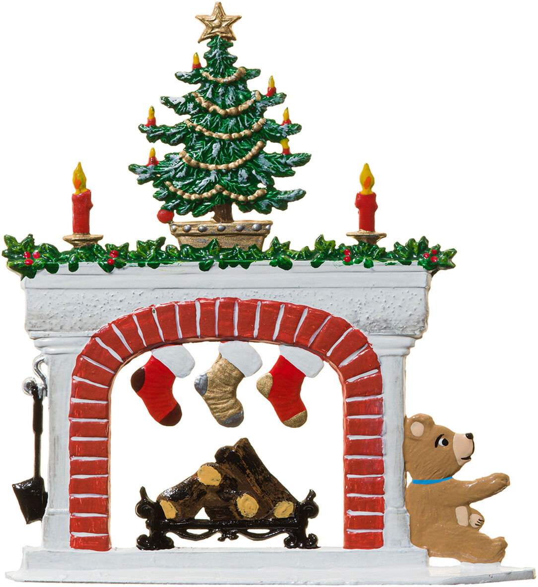 Freistehende, handbemalte Zinnfigur »Kamin zu Weihnachten« von Wilhelm Schweizer auf weißem Grund: Weißer Kamin mit rotem Ziegelbogen, Holzfeuer und drei Socken. Auf dem Kaminsims liegen Girlanden, rote Kerzen und ein geschmückter Baum mit goldenem Stern; rechts sitzt ein brauner Teddybär.