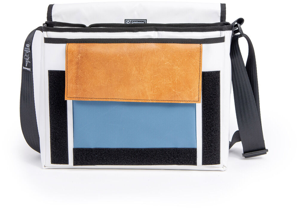 ZEIT-Tasche Kasten mit schwarzem Gurt. Die Tasche ist von geometrischen Formen in Weiß, Schwarz, Blau und Gelb geprägt. Ideal für den täglichen Gebrauch.