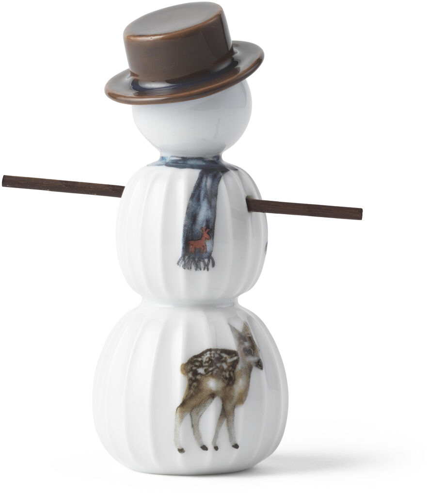Porzellan-Schneemann der Serie Hammershøi, mit braunem Zylinderhut, brauner Schal und ausgestreckten Armen, bemalt mit einem Reh und winterlichen Details, steht aufrecht vor weißem Hintergrund. Geeignet als Dekoration für Weihnachten und Winterzeit.