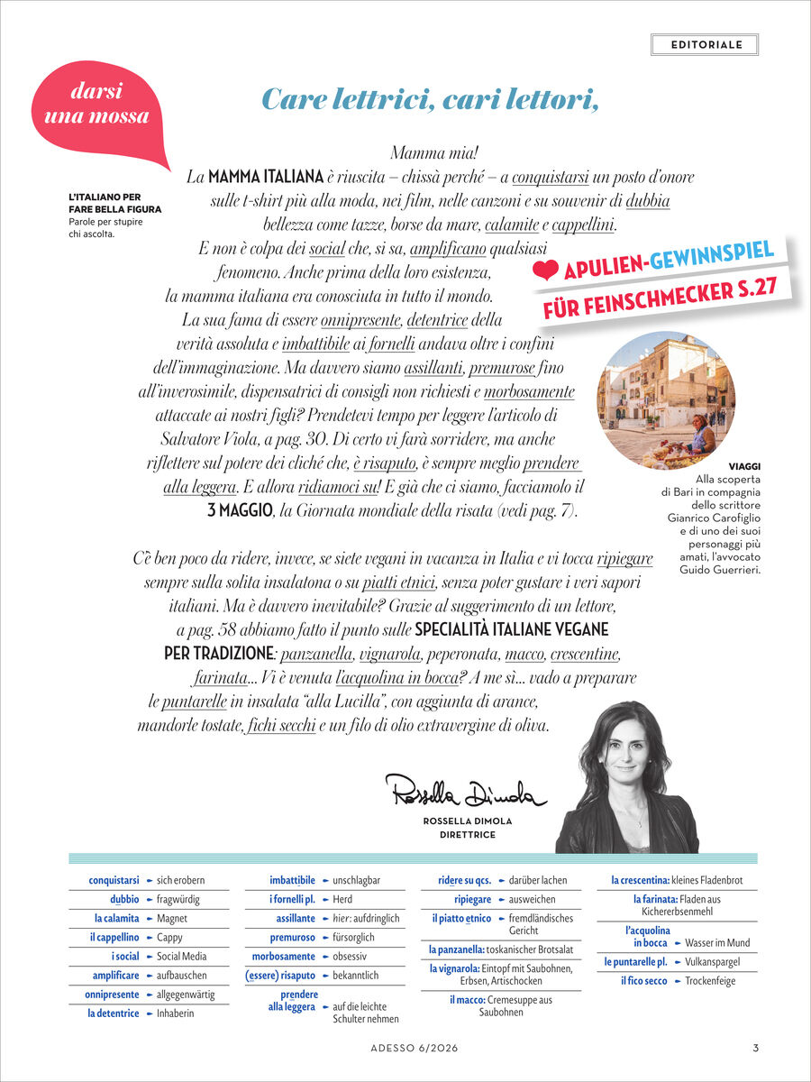 Titelseite des Adesso Magazins 6/2026 mit Editorial, blauem und schwarzem Text auf weißem Hintergrund, ein rundes Icon „darsi una mossa“ links oben, beigefarbenes Foto einer italienischen Gasse unten rechts, Textbeiträge und Autorenfoto, viele Kopf- und Zwischenüberschriften.