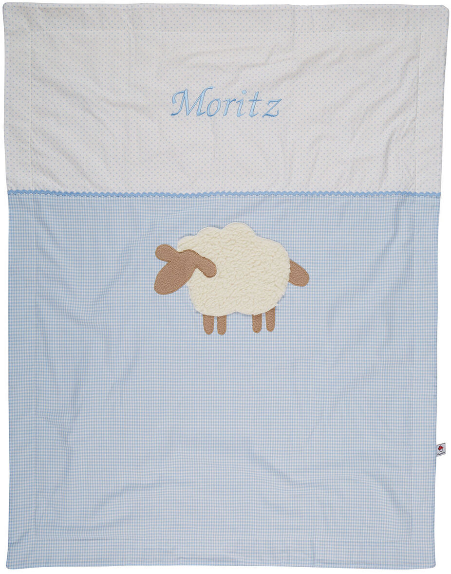 Kuscheldecke für Babys mit einem aufgestickten Schaf, hauptsächlich in Blau und Weiß gehalten. Die Decke hat oben eine weiße Fläche mit dem Namen 'Moritz' in blau und darunter eine blaue Fläche mit einem applizierten Schaf. Sie ist aus weichem Material und ideal für Neugeborene und Kleinkinder.