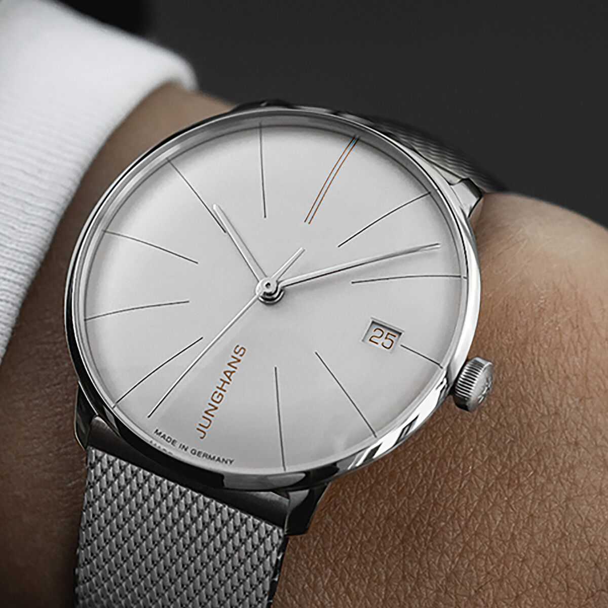 Elegante Armbanduhr von Junghans, Modell ZEIT-Sonderedition »Meister fein Kleine Automatic«, auf Handgelenk getragen. Die Uhr hat ein weißes Zifferblatt, ein schwarzes Lederarmband und ein silbernes Gehäuse.