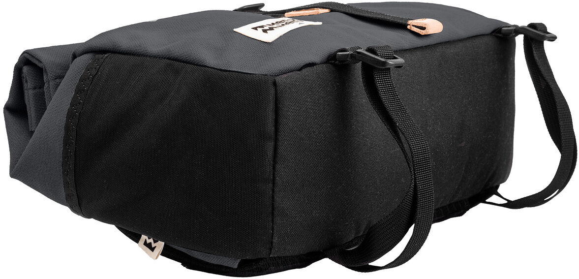 Schwarze Handtasche der Marke »Piha«, aus Canvas-Material mit Reißverschluss und verstellbarem Schultergurt. Die Tasche ist stilvoll und minimalistisch gestaltet, ideal für den täglichen Gebrauch.