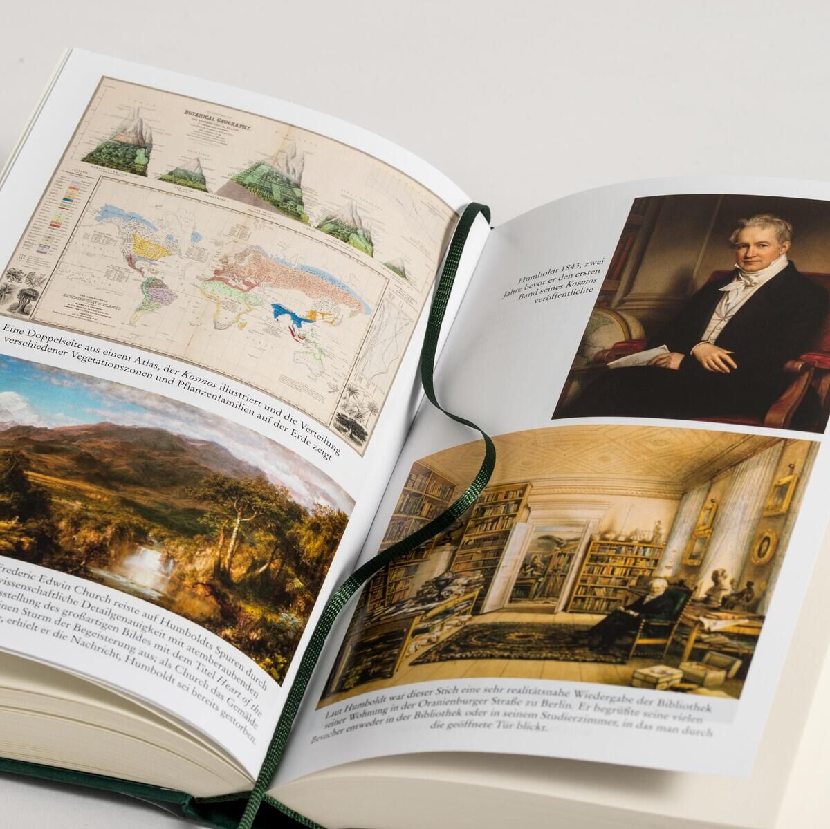 Ein Buch, das aufgeschlagen ist und Abbildungen und Text über Alexander von Humboldt zeigt. Es enthält historische Karten, Porträts und Landschaftsbilder, die seine Entdeckungen und Forschungen illustrieren.