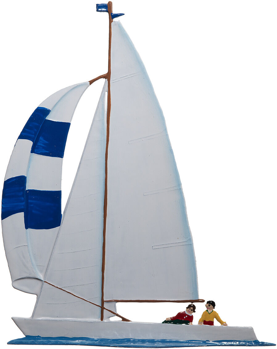 Detailreiche Zinnfigur eines Segelbootes namens „Segelboot Dyas“, gefertigt von Wilhelm Schweizer Zinnmanufaktur. Das Segelboot zeigt hohe, weiße Segel mit einem Muster aus blauen Quadraten. Am Heck sind zwei sitzende Figuren in roten und gelben Oberteilen zu sehen, die auf einer angedeuteten Wasseroberfläche fahren.