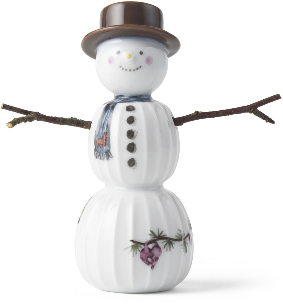 Keramik-Schneemann der Hammershøi Serie von Kähler Design mit braunem Hut, Knöpfen, Schal, gemalten Blumenmotiven und ausgestreckten Ästen als Arme, stehend auf weißem Hintergrund. Dekorationsfigur für Winter und Weihnachten.