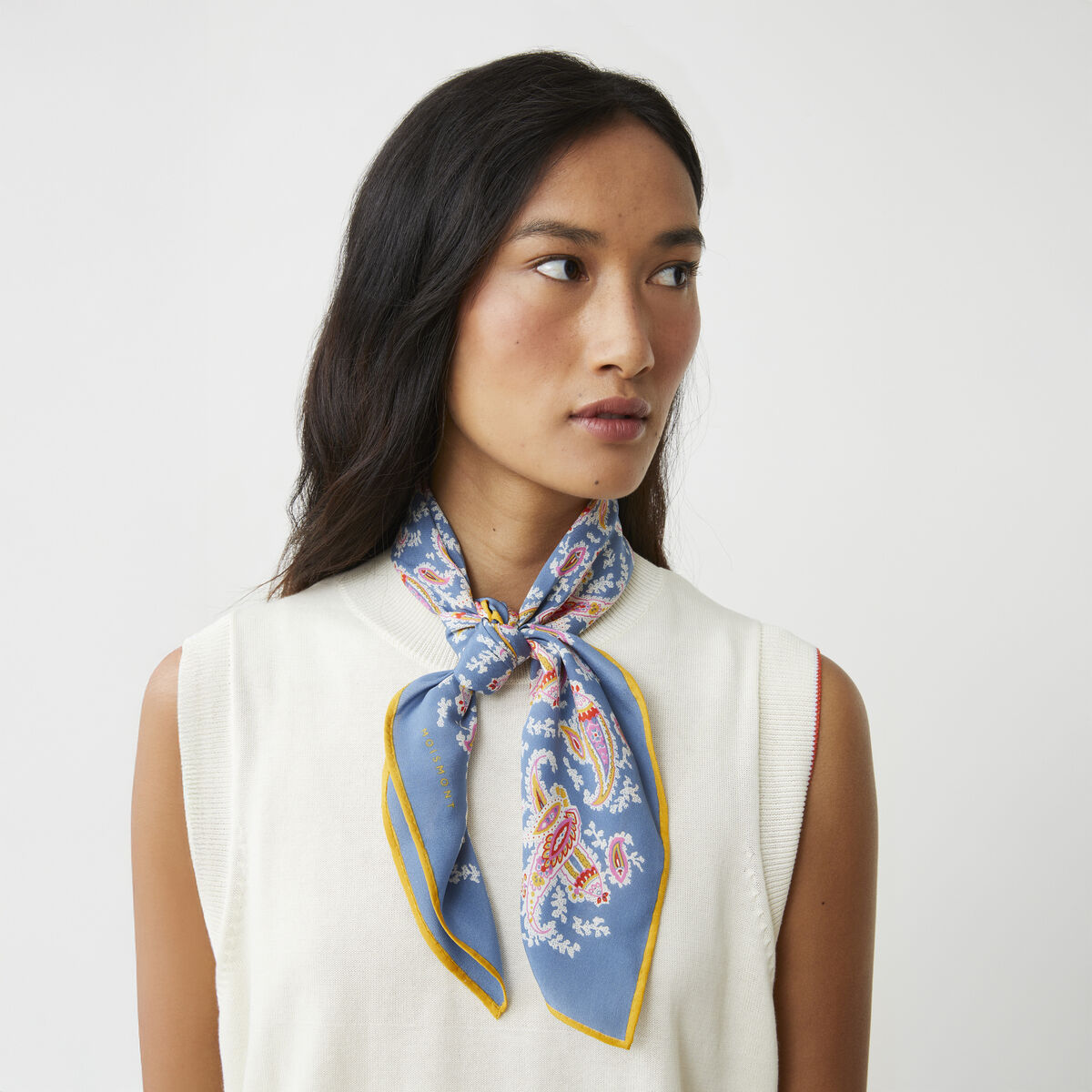 Quadratisches Seidentuch von MOISMONT, Modell No. 763. Es zeigt ein feines, indigo-blaues Muster auf weißem Grund, leichte Glanzstruktur, weiches Material. Das Tuch liegt offen ausgebreitet, die zarten Fasern und präzisen, grafischen Motive sind klar erkennbar.