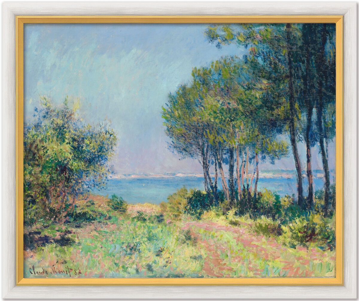 Ein gerahmtes Gemälde von Claude Monet aus dem Jahr 1882 mit dem Titel »Die Küste bei Varengeville«. Es zeigt eine Küstenlandschaft mit grünem Gras und mehreren Bäumen im Vordergrund, während die blaue Küste und das Meer im Hintergrund sichtbar sind.