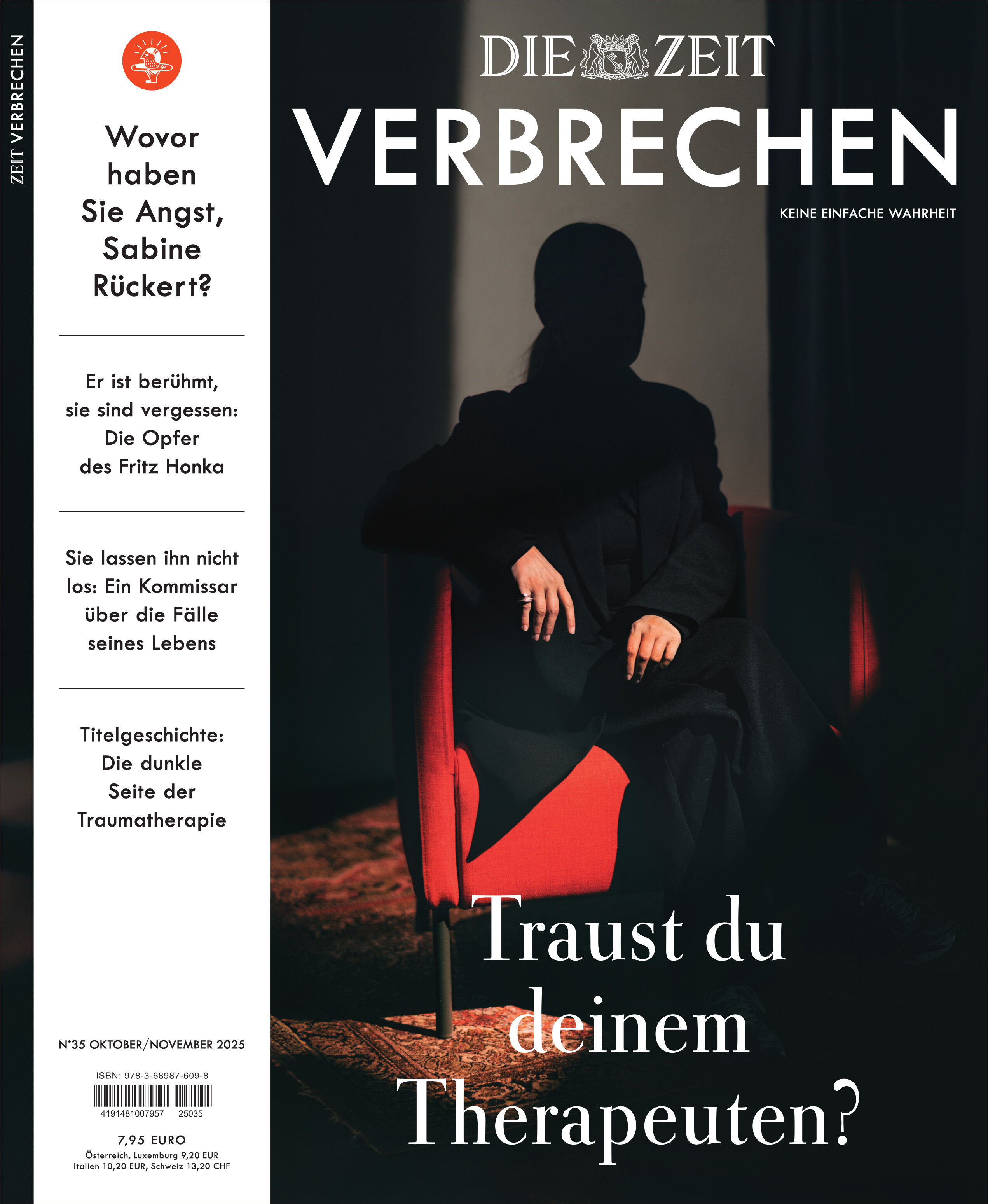Das Cover des Magazins 'ZEIT Verbrechen Ausgabe 35/25' zeigt eine Person im Schatten auf einem Stuhl vor schwarzem Hintergrund. Im Vordergrund steht die Frage 'Traust du deinem Therapeuten?' und weitere Artikelhinweise. Das Titelbild wirkt geheimnisvoll und thematisiert Unsicherheit und Vertrauen in der Psychotherapie.