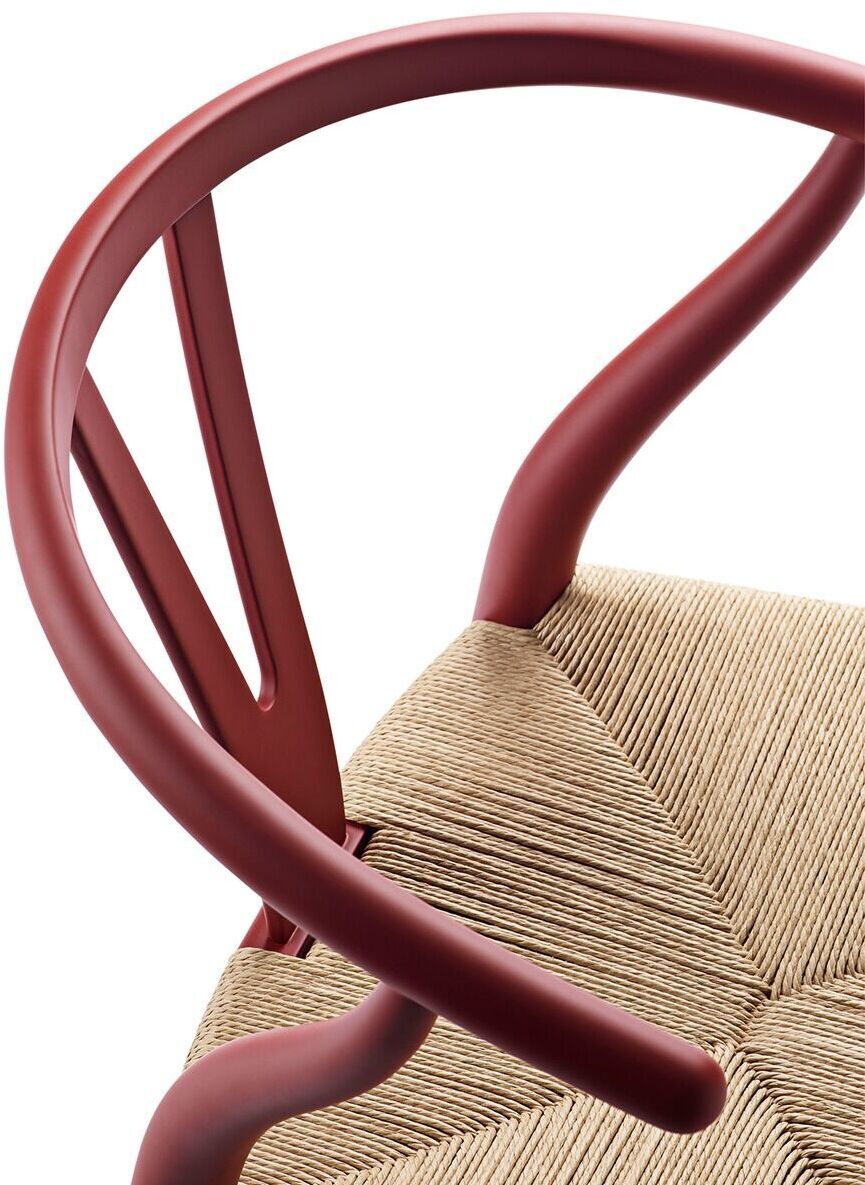 Sonderedition des Stuhls CH24 Soft von Carl Hansen mit einem roten Holzrahmen und beigem geflochtenen Sitz.