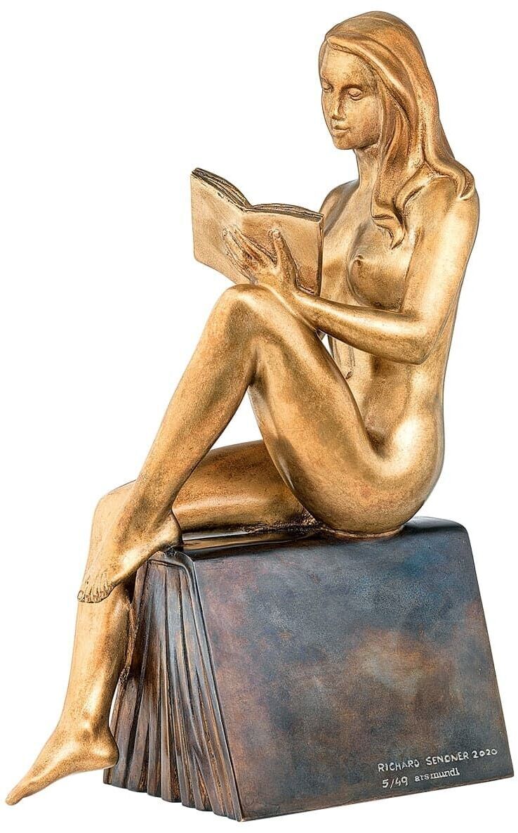 Die Skulptur »Lesende« von Richard Senoner zeigt eine sitzende Frau, die in einem Buch liest. Sie besteht aus bronzefarbenem Material und sitzt auf einem großen Buch.