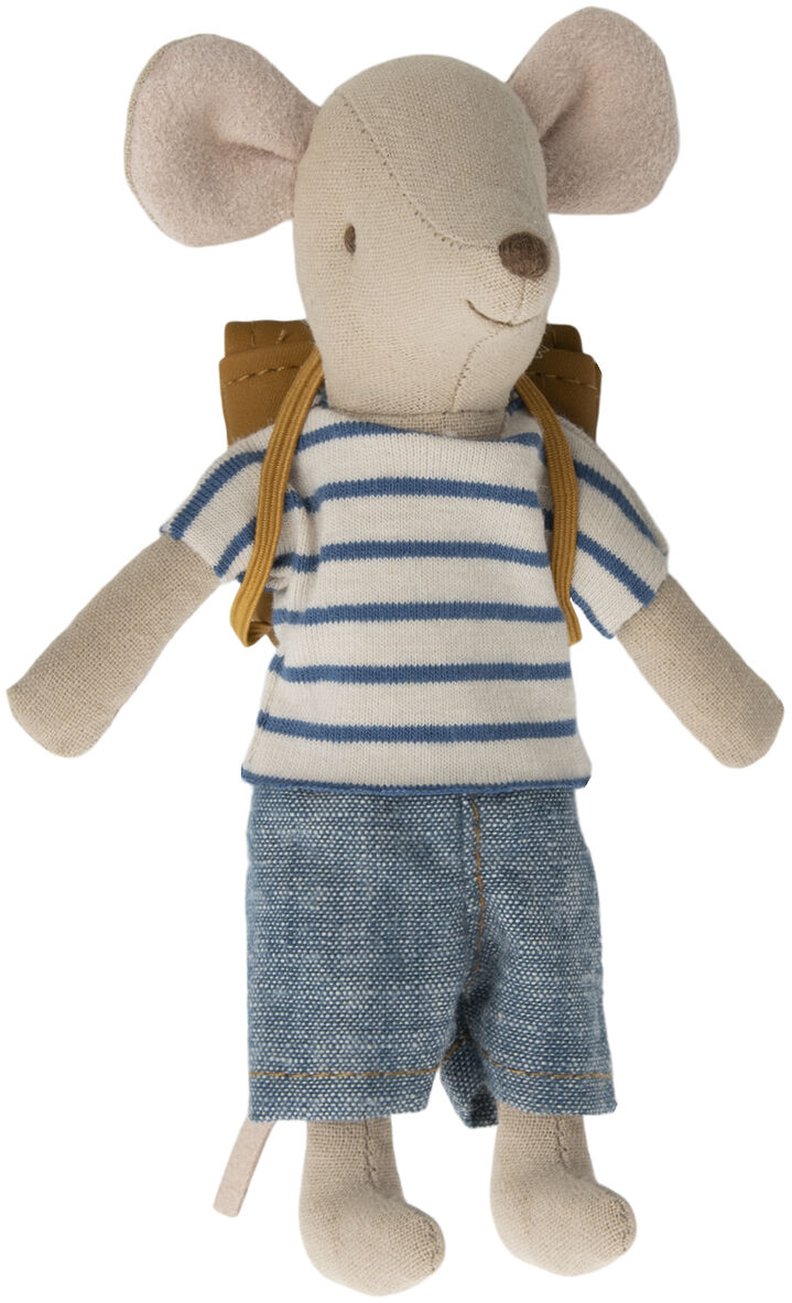 Ein kuscheliges Stofftier in Form einer großen Maus, die ein gestreiftes weiß-blaues Shirt und eine kurze blaue Hose trägt. Die Maus hat einen gelben Rucksack auf dem Rücken.
