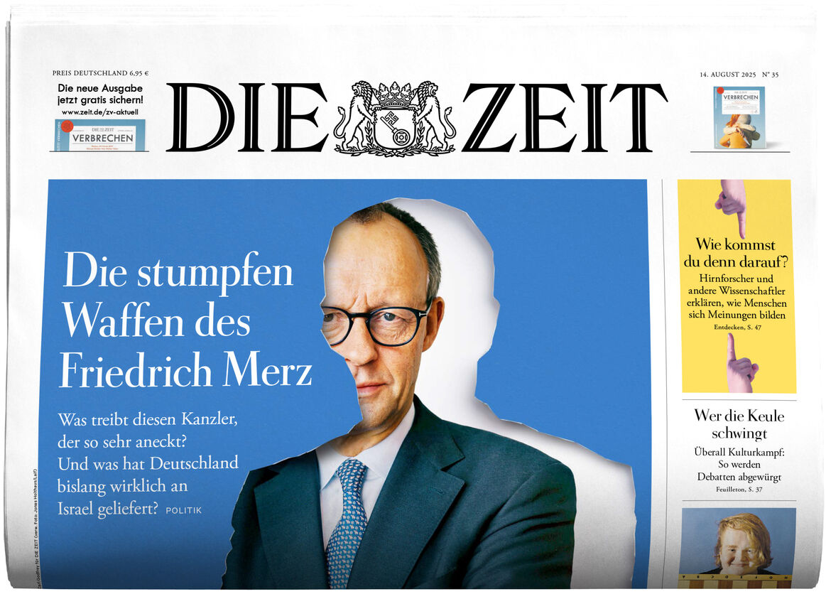 Titelblatt der Wochenzeitung DIE ZEIT, Ausgabe 35/2025, mit einem großen Porträt von Friedrich Merz auf blauem Hintergrund und politischer Schlagzeile auf der Titelseite. Die Zeitung liegt aufgefaltet vor weißem Hintergrund.