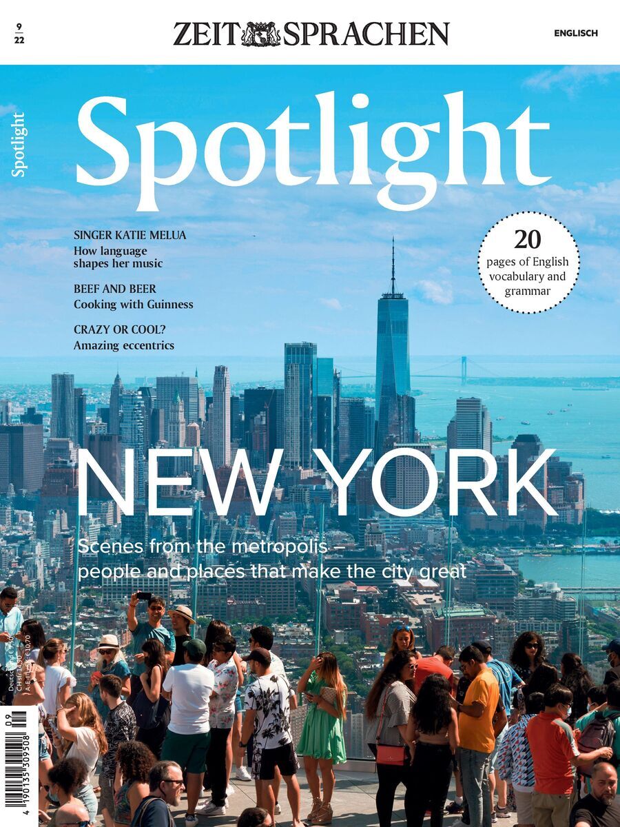 Titelbild der Zeitschrift Spotlight Ausgabe 09/2022. Das Cover zeigt eine Skyline von New York City mit vielen Menschen im Vordergrund. Text auf dem Cover nennt Artikel über Katie Melua, die Rolle von Sprache, Tipps zum Kochen mit Bier und eine Rubrik über New Yorker Exzentriker. Eine Plakette weist auf 20 Seiten Englisch Vokabeln und Grammatik hin.