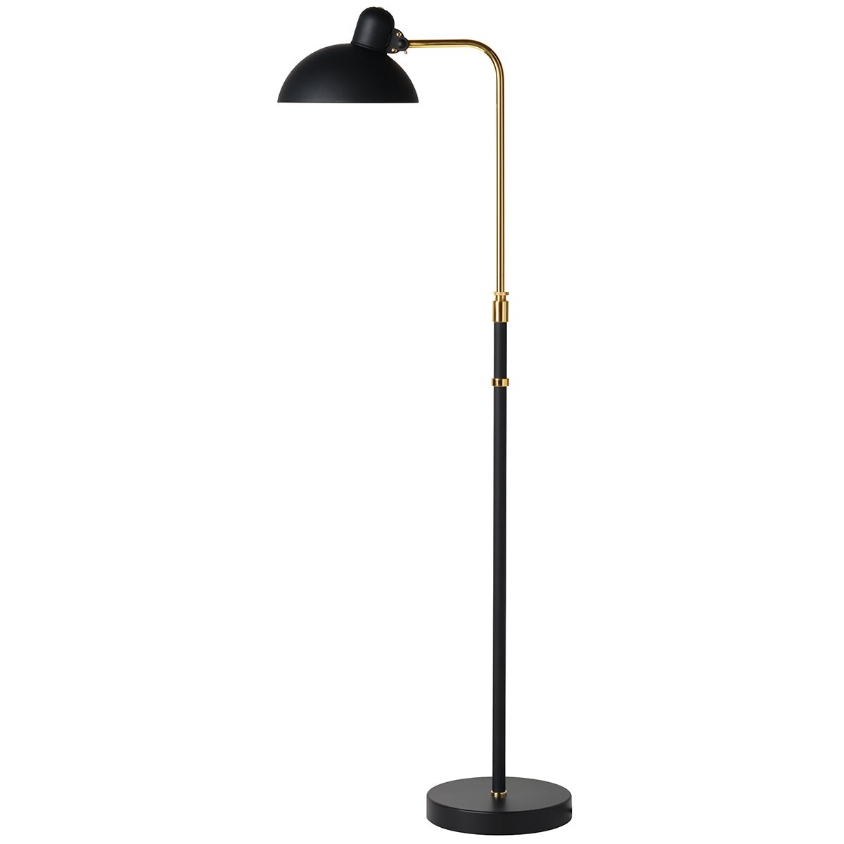 Mattschwarze Stehlampe »KAISER IDELL« von Fritz Hansen im minimalistischen Design. Der halbrunde Lampenschirm aus Stahlblech ist schwarz, Stange und Gelenke glänzen in Messing-Optik. Runde, schwarze Fußbasis und E27-Fassung, ideal als elegante Wohnraumbeleuchtung.