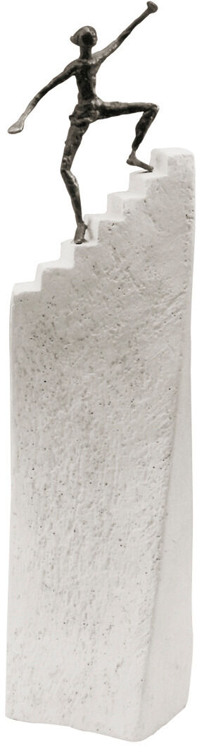 Eine Skulptur aus Bronze und weißem Material zeigt eine Figur, die eine Treppe hinaufsteigt, symbolisierend den Aufstieg zum Erfolg.