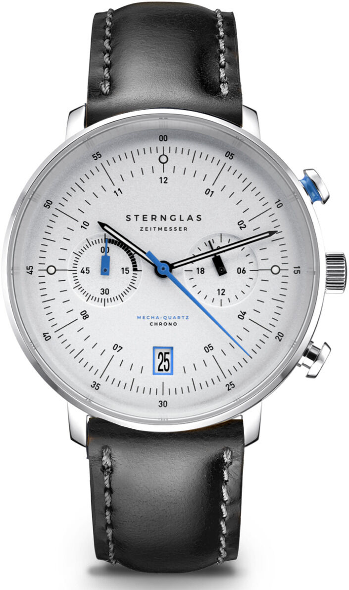 Detailreiche Aufnahme der limitierten ZEIT-Sonderedition Uhr »Hamburg Chronometer« von Sternglas. Runde silberne Edelstahluhr mit weißen Zifferblatt, schwarzen Markierungen, blauen Akzenten und schwarze Lederarmband mit weißen Nähten. Zwei Drücker, Kronenschutz und Datumsanzeige bei 6 Uhr.