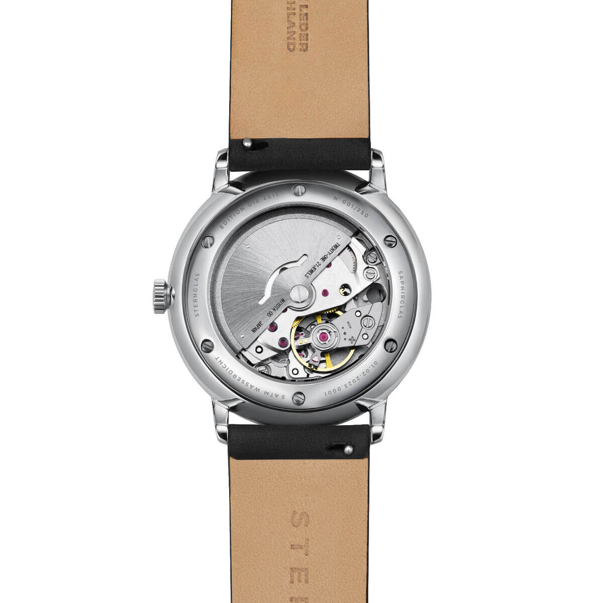 Rückseite der ZEIT-Sonderedition »Naos Automatik« Uhr mit sichtbarem mechanischem Uhrwerk, Edelstahlgehäuse und Lederarmband.