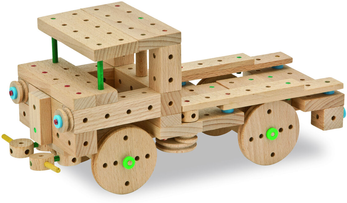 Bild eines 318-teiligen Holzkonstruktionsbaukastens »Explorer E318«. Daraus wurde ein hölzernes Fahrzeug mit Rädern und Ladefläche zusammengebaut. Das Spielzeug verfügt über buntfarbene Akzente und ist für Kinder konzipiert.