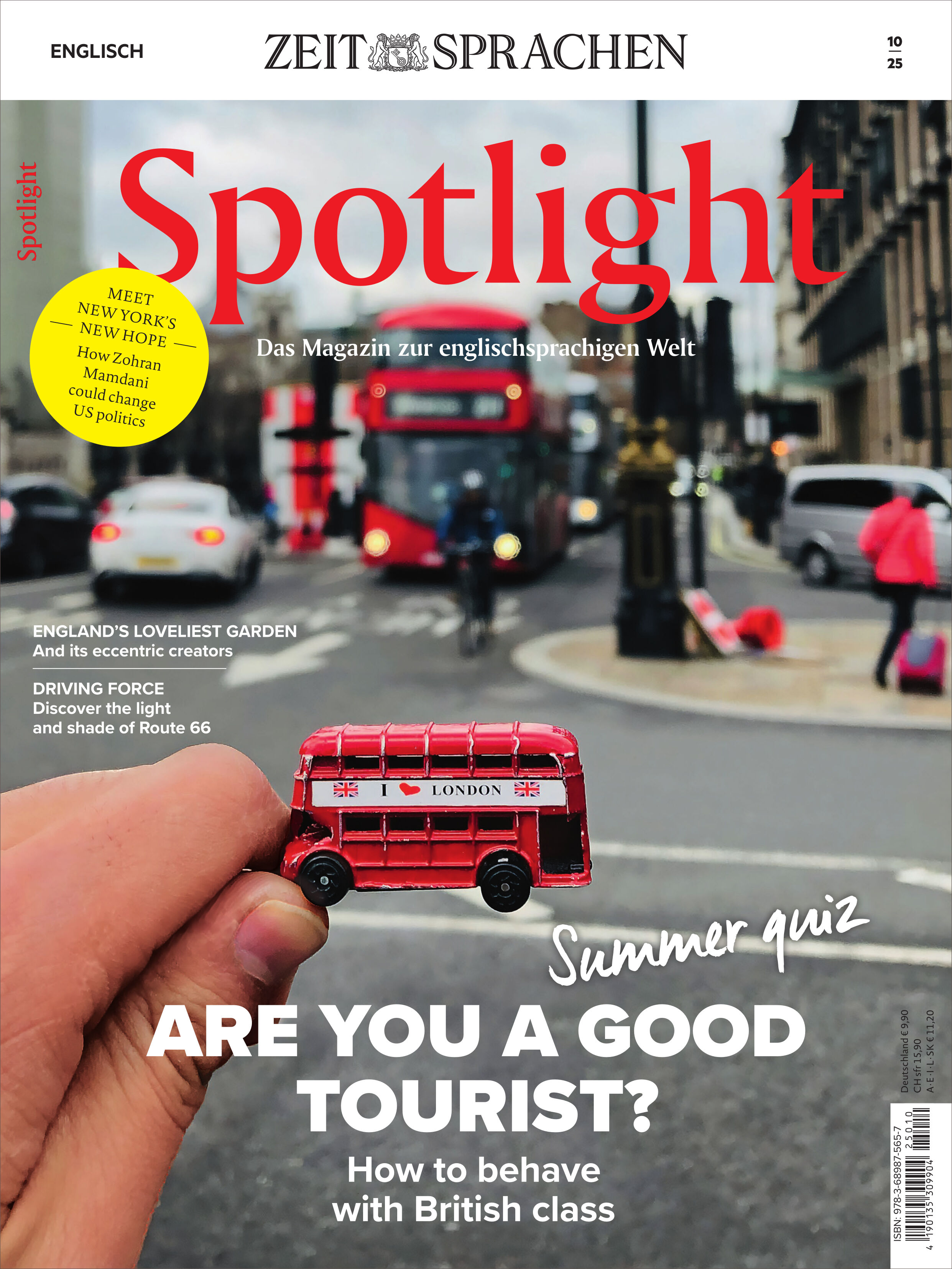 Titelseite des Spotlight Magazins 10/2025 mit rotem Londoner Doppeldeckerbus im Straßenverkehr, einer Hand die ein Modellbus hält, Text zur Touristenquiz und Themenschwerpunkt englischsprachige Welt. Die Szene spielt im städtischen London, Hintergrund leicht verschwommen.