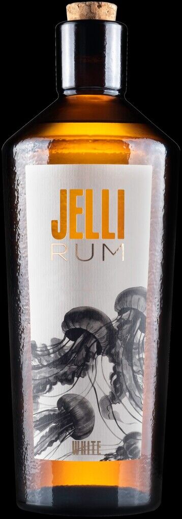 Eine Flasche »JELLI« Rum mit Korkverschluss auf schwarzem Hintergrund. Das Etikett zeigt eine Illustration von Quallen.